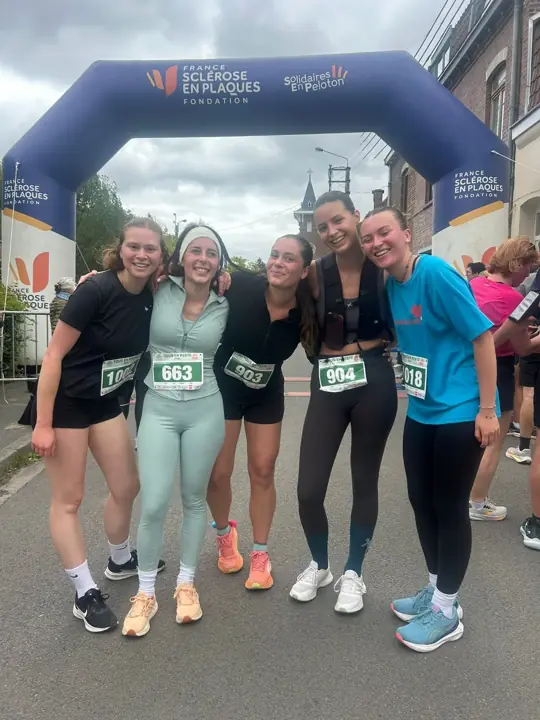 Coureuses heureuses après l'arrivée