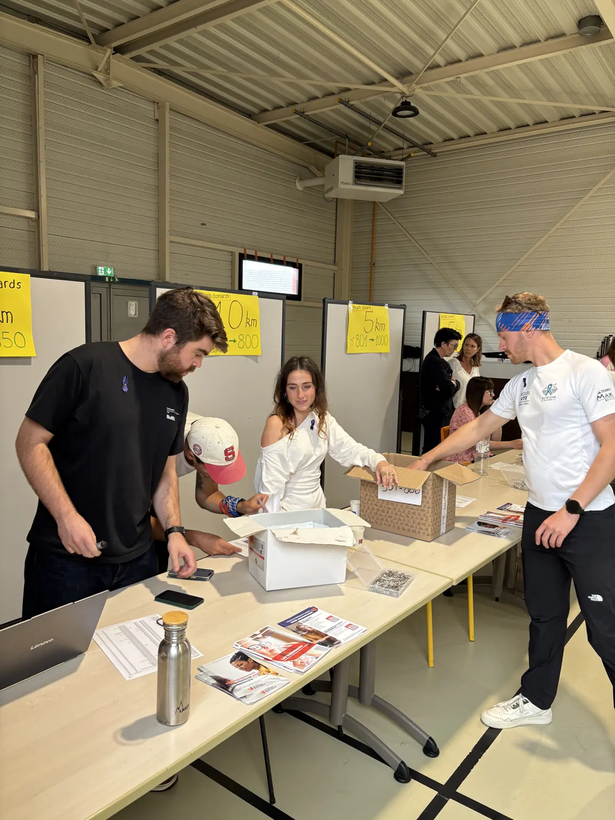 Bénévoles au retrait des dossards de Tous en Piste