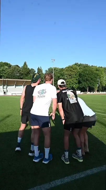 Notre premier ambassadeur entouré de l'équipe