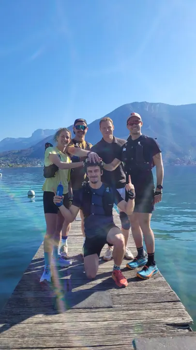 L'équipe au bord du lac d'Annecy